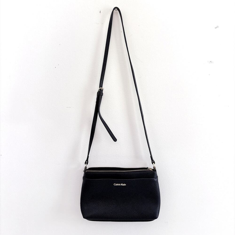 CALVIN KLEIN PEBBLE SOFT LEATHER CROSS BODY BAG - BLACK